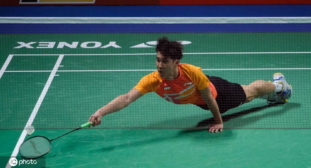 莱万双响 莱万双响